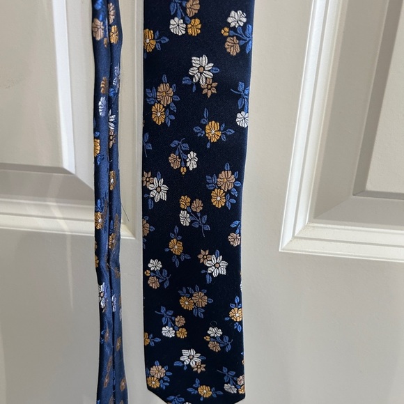 EUC Tie Bar brand silk Floral Daisy Patterned Tie in Navy, Gold, and white. - Picture 1 of 6